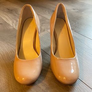 Nine West nude patent leather pumps